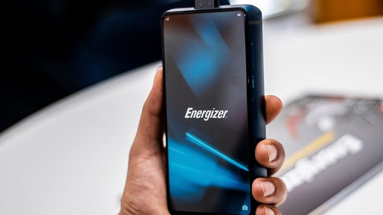 18.000mAh, cámara pop-up y sin marcos: probamos el móvil con la batería más grande del mundo